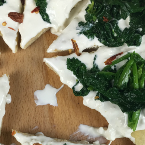 Focaccia con stracciatella e cime di rapa