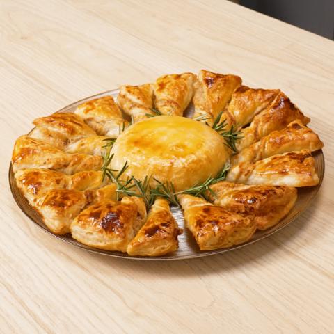 Girasole di pasta sfoglia con camembert e pesto di noci