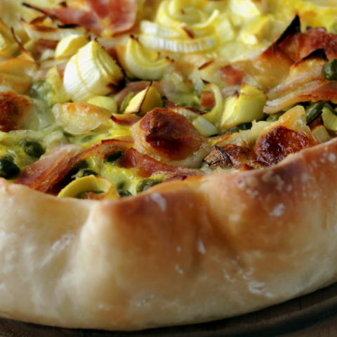 Torta salata senza glutine con prosciutto, scamorza, porri e piselli