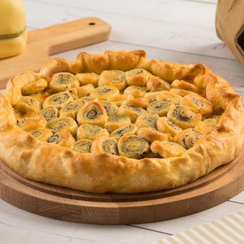 Torta salata con verza, speck, provola e onde di sfoglia