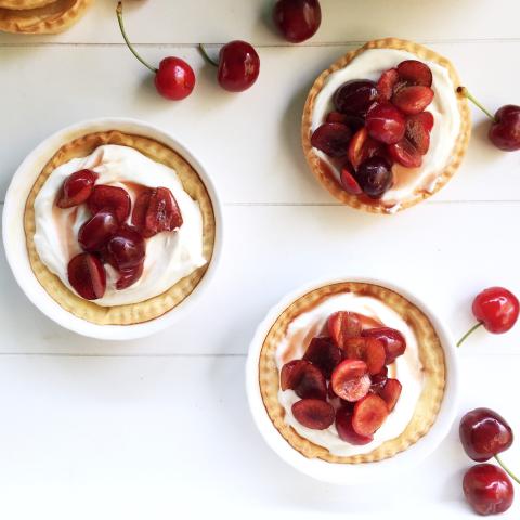 Crostatine con yogurt e ciliegie