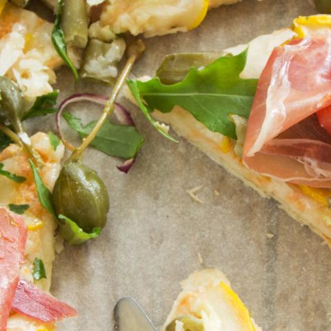 Pizza prosciutto, rucola e scamorza