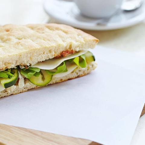 Focaccia alle zucchine e pesto