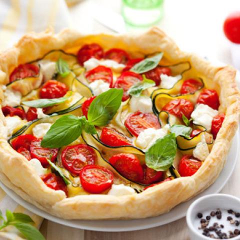 Torta salata con zucchine, piselli, ricotta e basilico