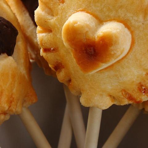 Pie pops di brisée su stecco