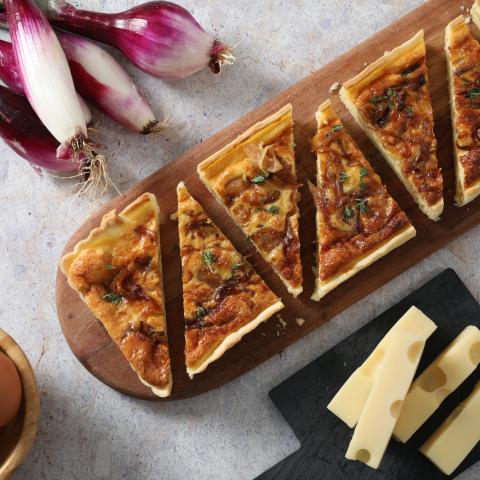 Quiche con formaggio e cipolle caramellate