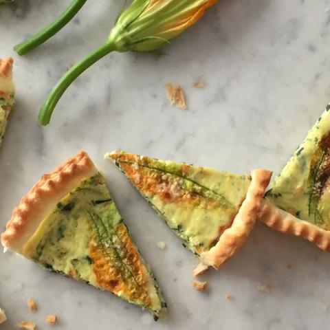 Torta con fiori di zucchina