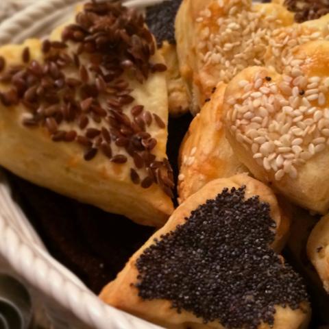 Cuoricini al parmigiano e sesamo