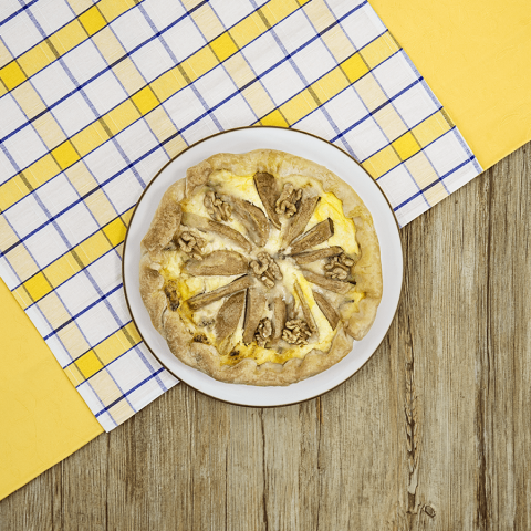 Torta salata senza glutine con gorgonzola, noci e pere