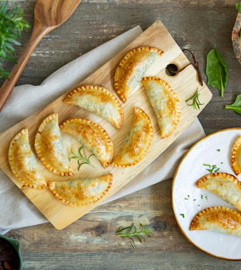 Empanadas di spinaci al forno con uvetta e pinoli
