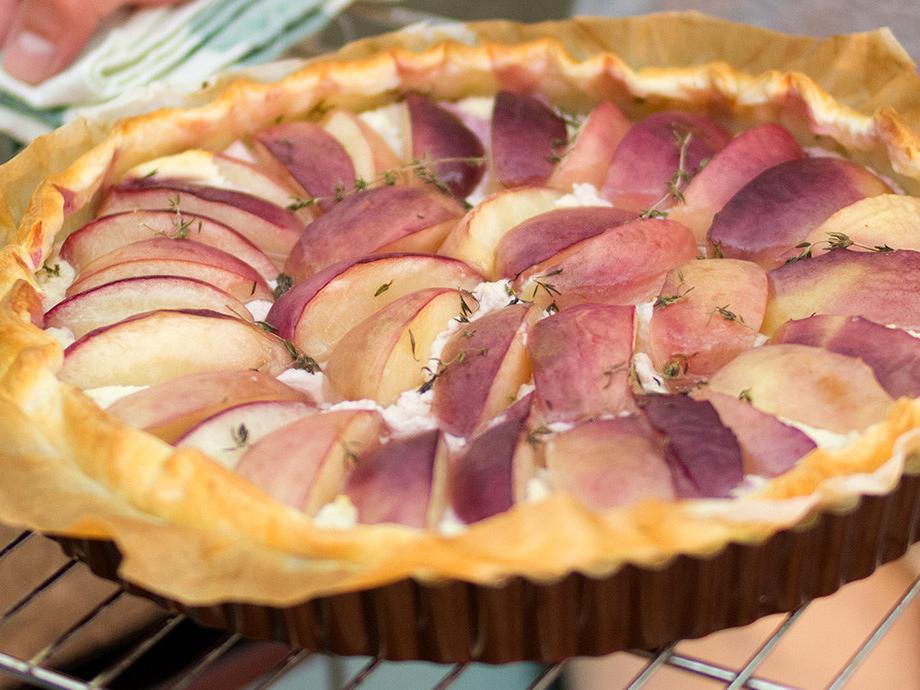 Sfoglia con ricotta e pesche al timo