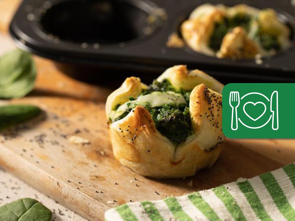 Muffin di sfoglia con erbette , ricotta e cuore di mozzarella