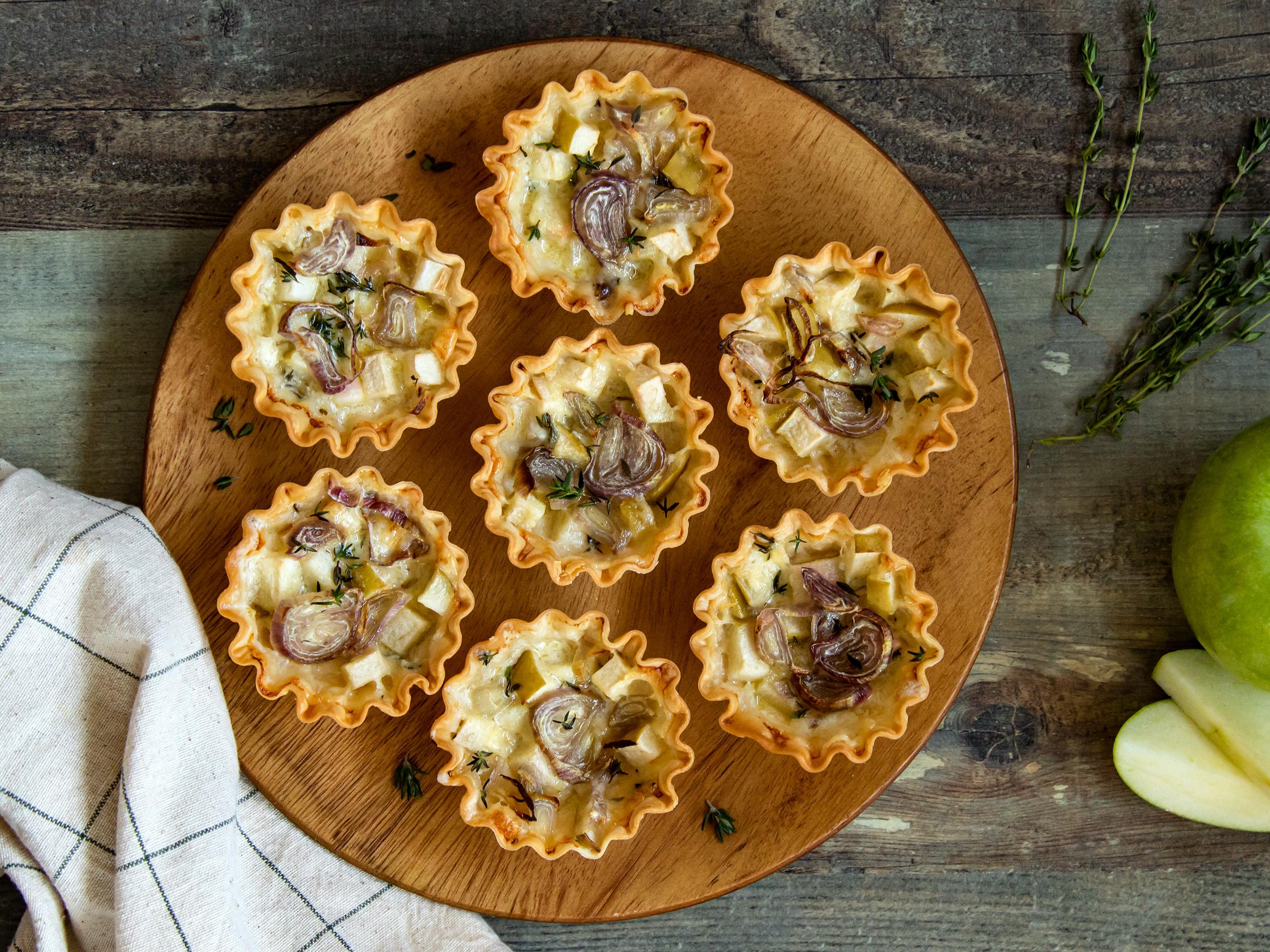 Tartellette salate al formaggio groviera, mele e timo