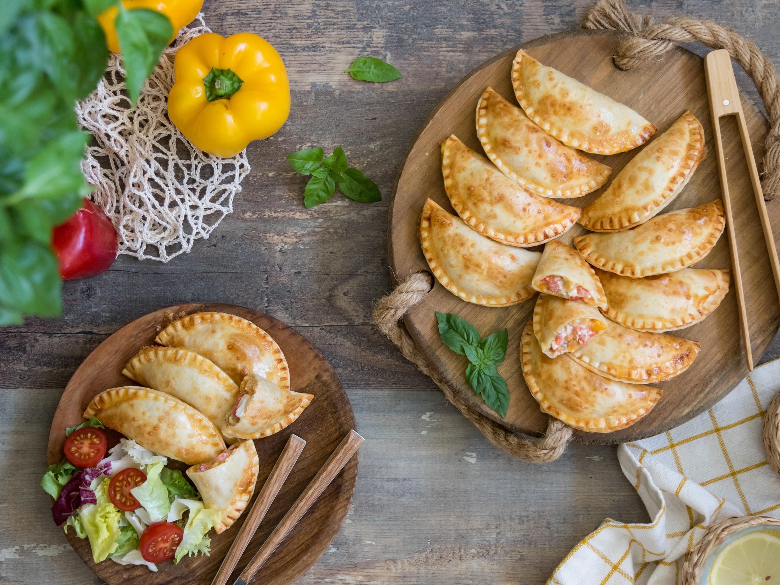 Mezzelune con peperoni e formaggio di capra
