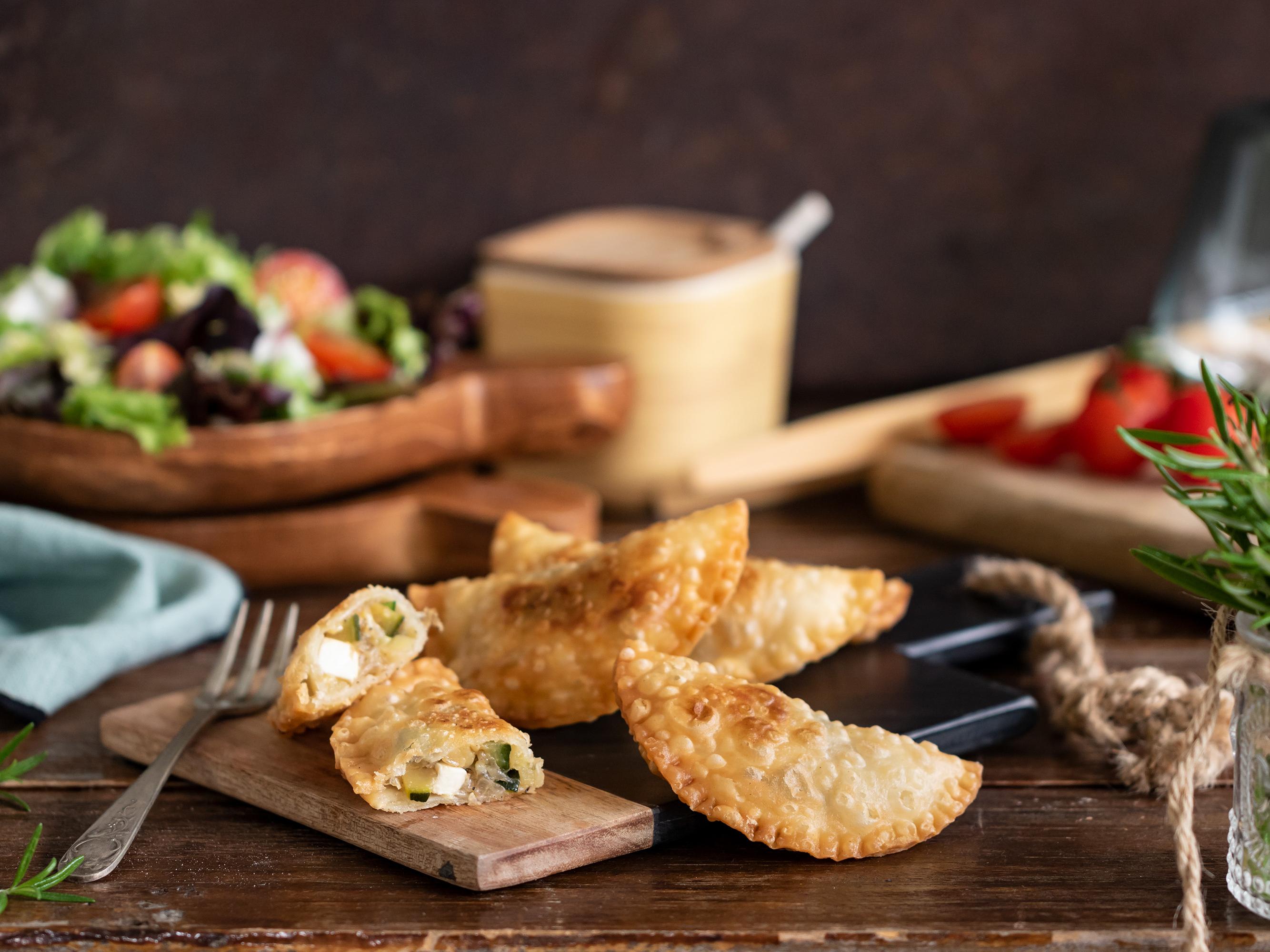 Mini panzerotti ripieni di feta e zucchine
