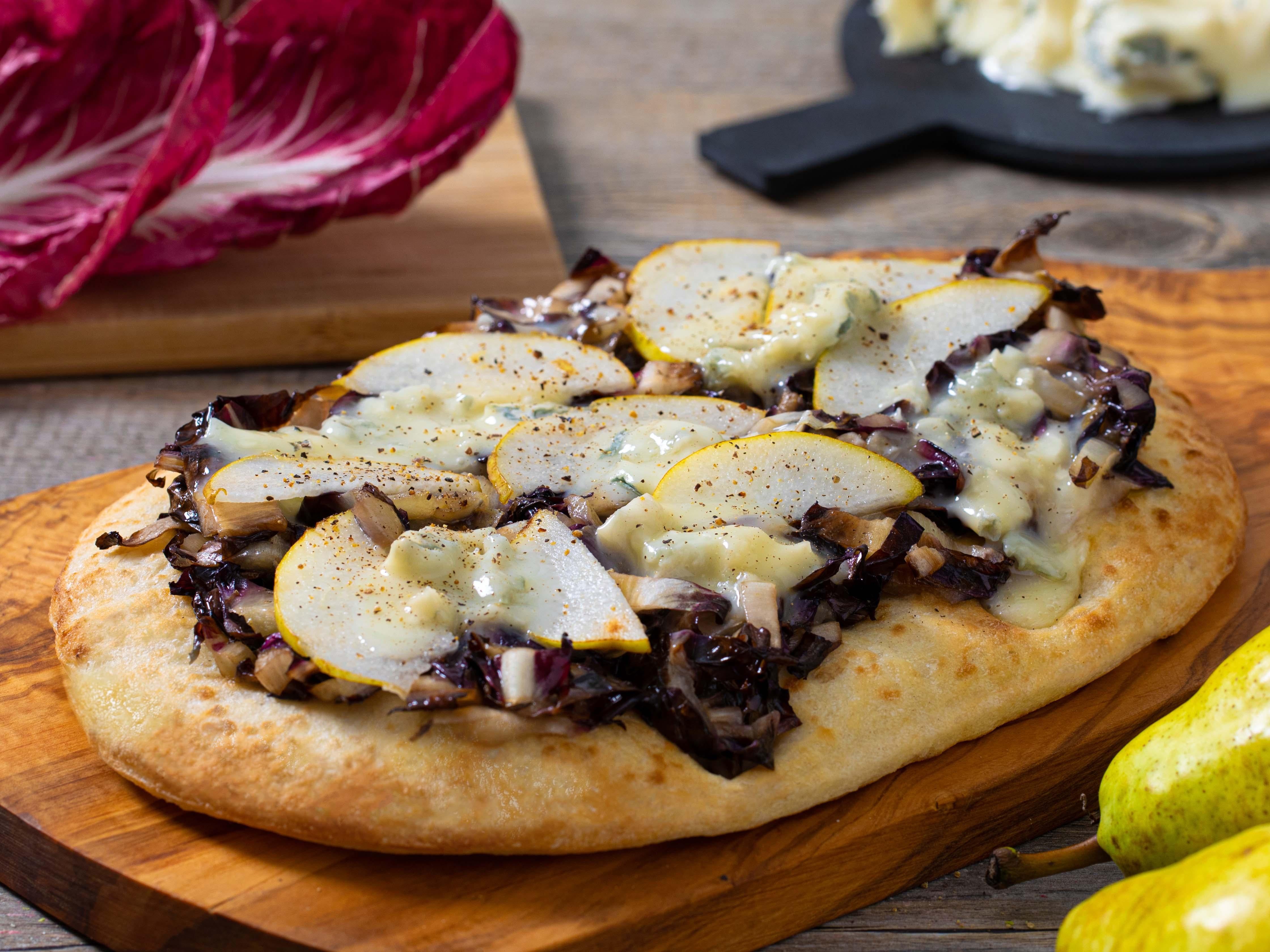 Pinsa radicchio, gorgonzola e pere