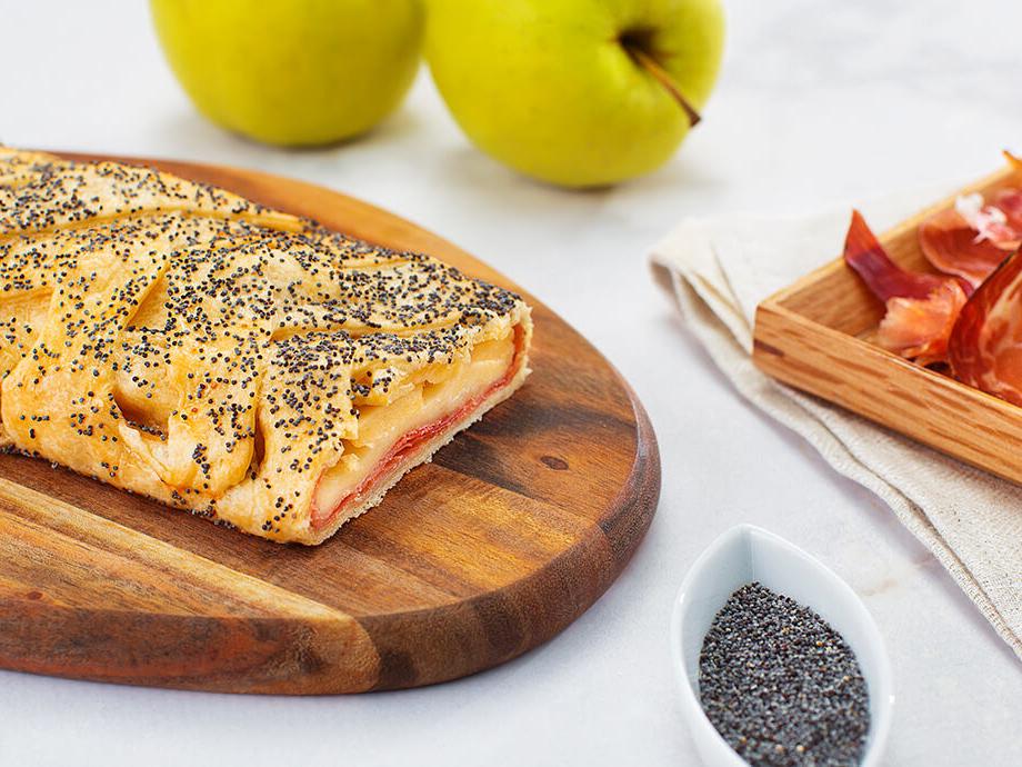 Strudel con speck, mele e asiago