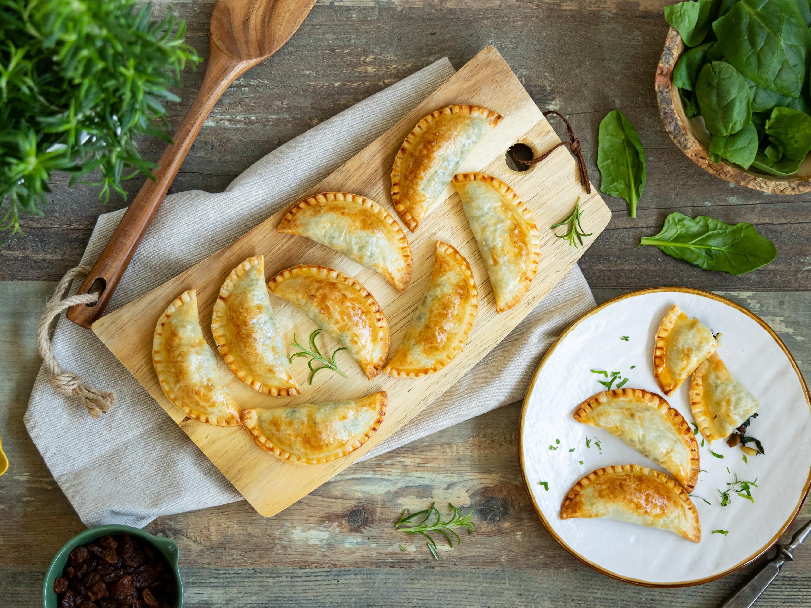 Mezzelune di spinaci con uvetta e pinoli