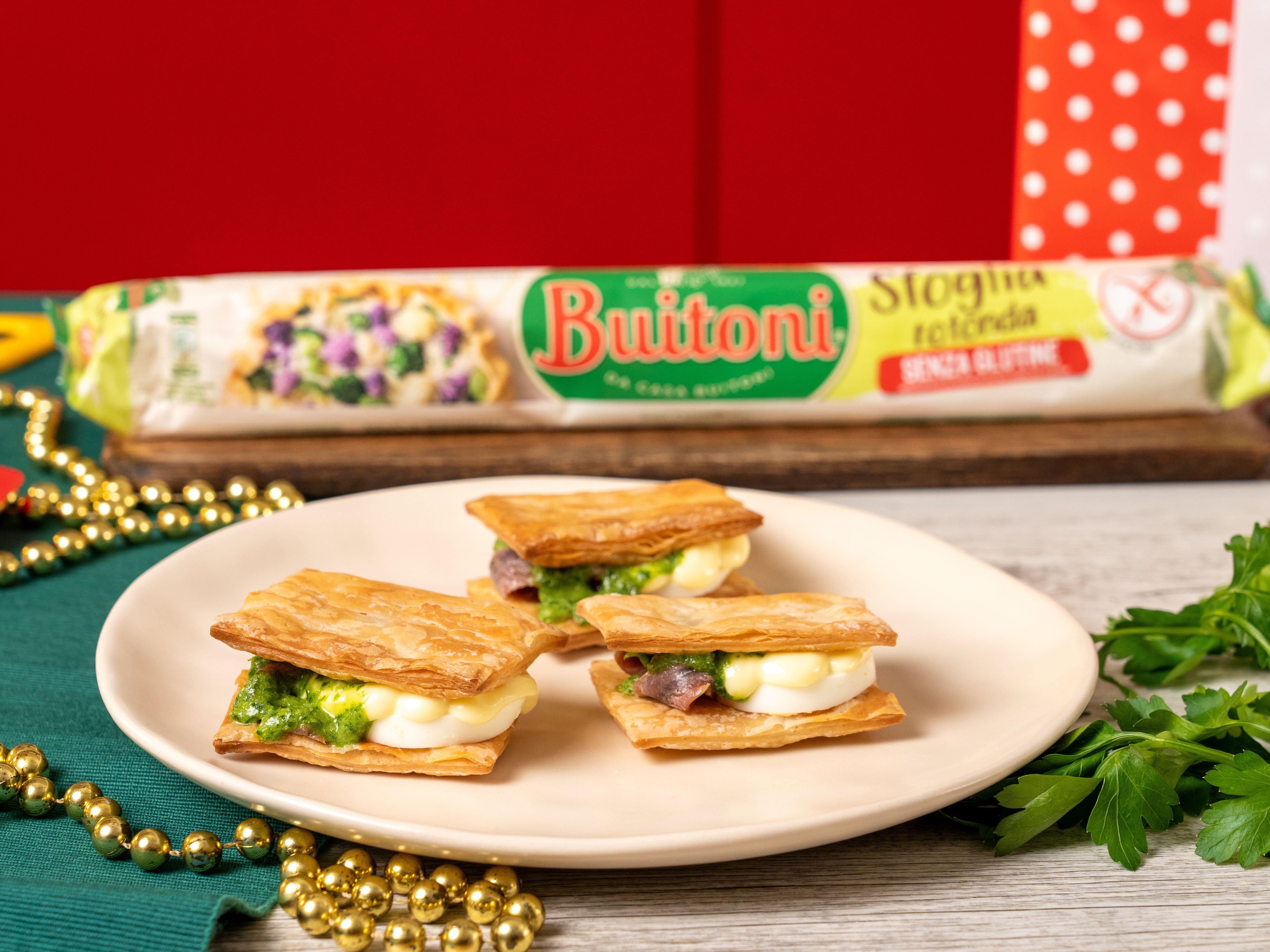 Christmas sandwich di sfoglia senza glutine con maionese, uova sode, acciughe e salsa al prezzemolo