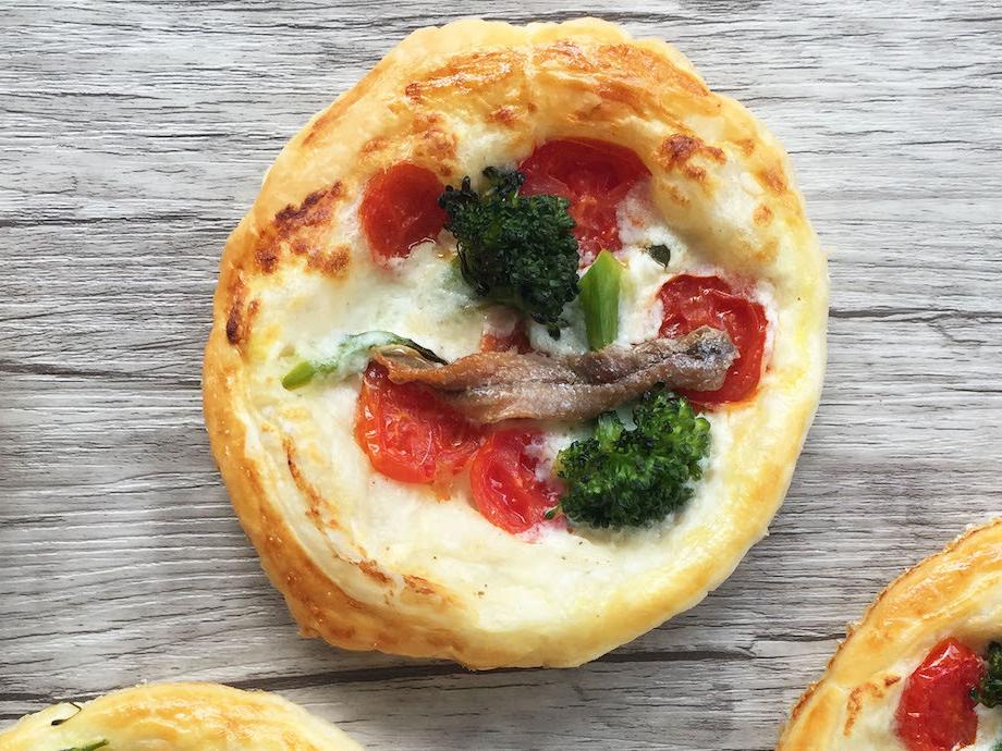 Tortine con broccoli, pomodorini e acciughe