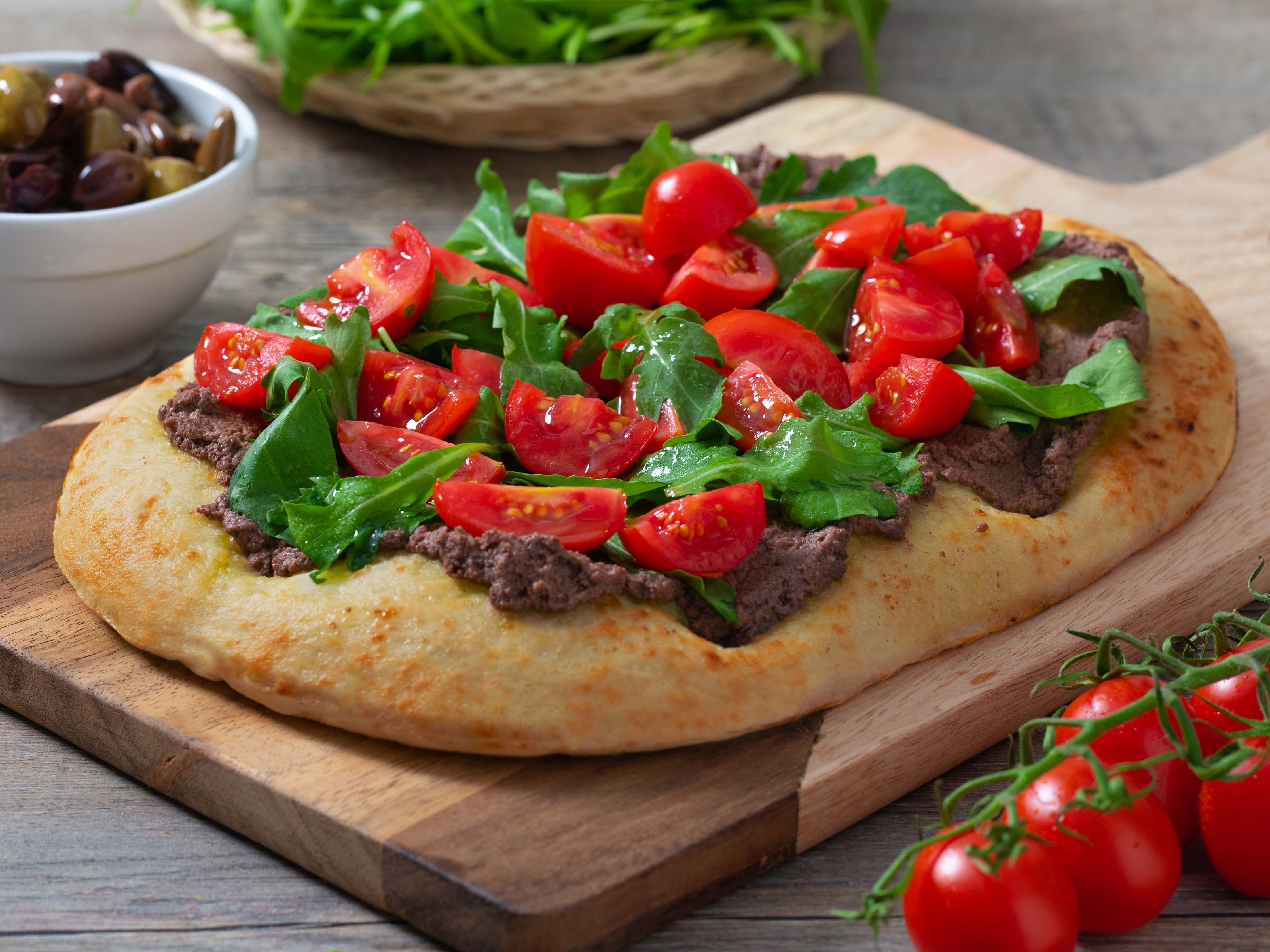 Pinsa crema di olive, rucola e pomodorini