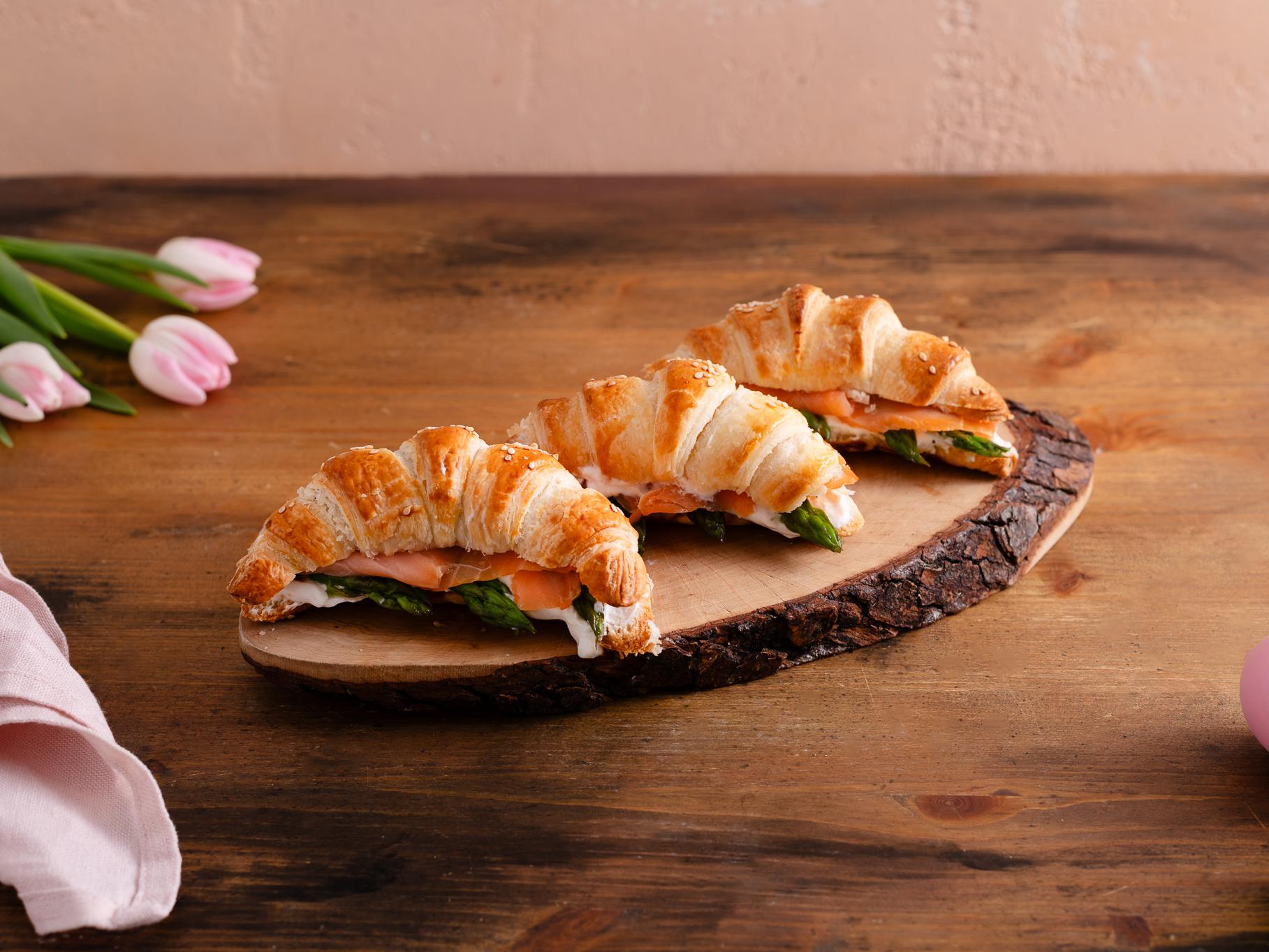 Mini croissant salati farciti con mousse di yogurt al salmone e asparagi