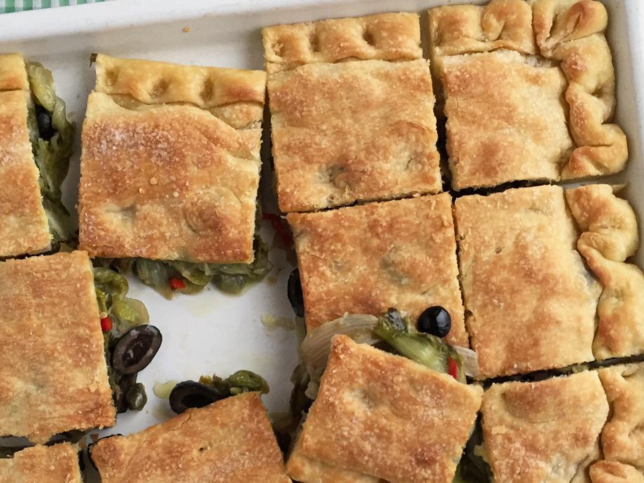 Pizza ripiena di scarola e olive