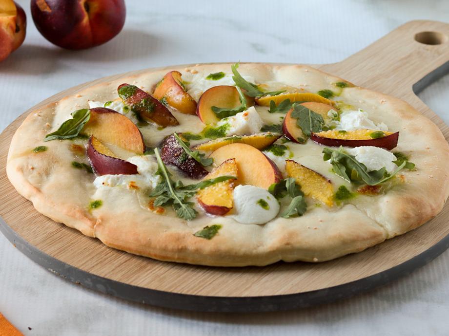 Focaccia con ricotta, pesche e pesto di rucola