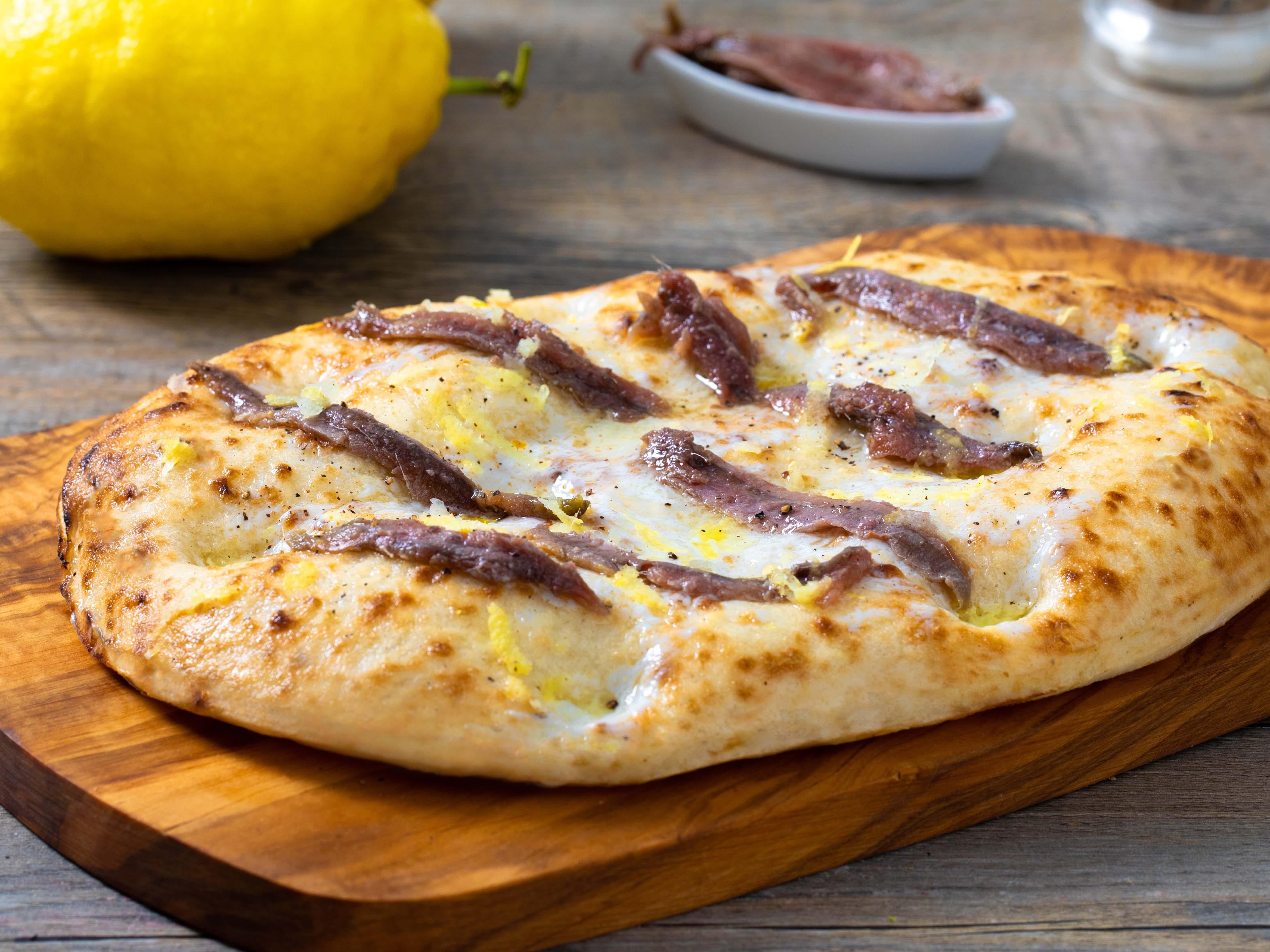 Pinsa mascarpone, acciughe e limone