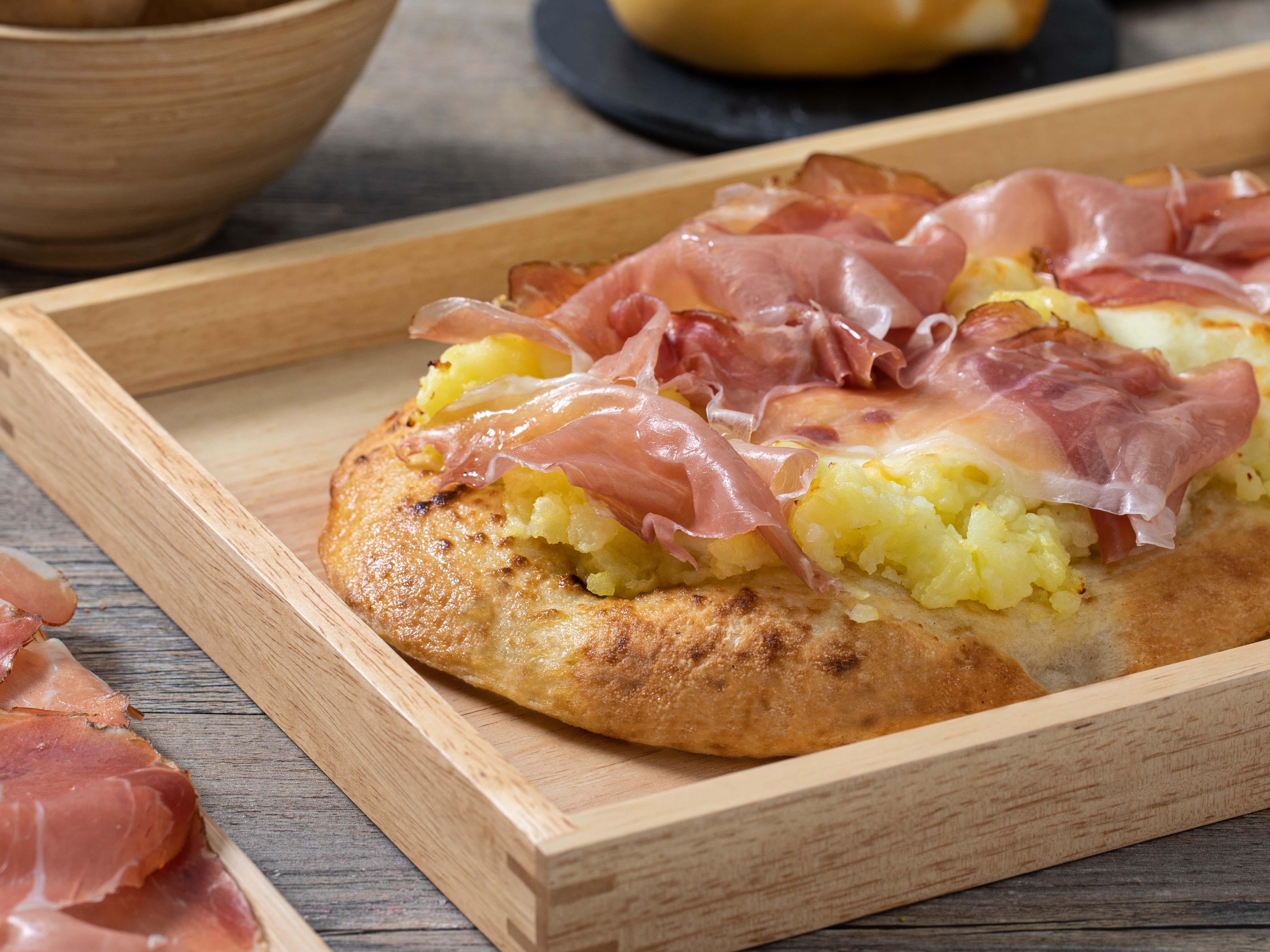 Pinsa patate, scamorza e speck