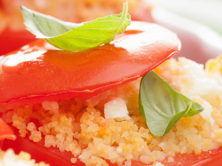 Pomodori ripieni di cous cous, basilico e feta