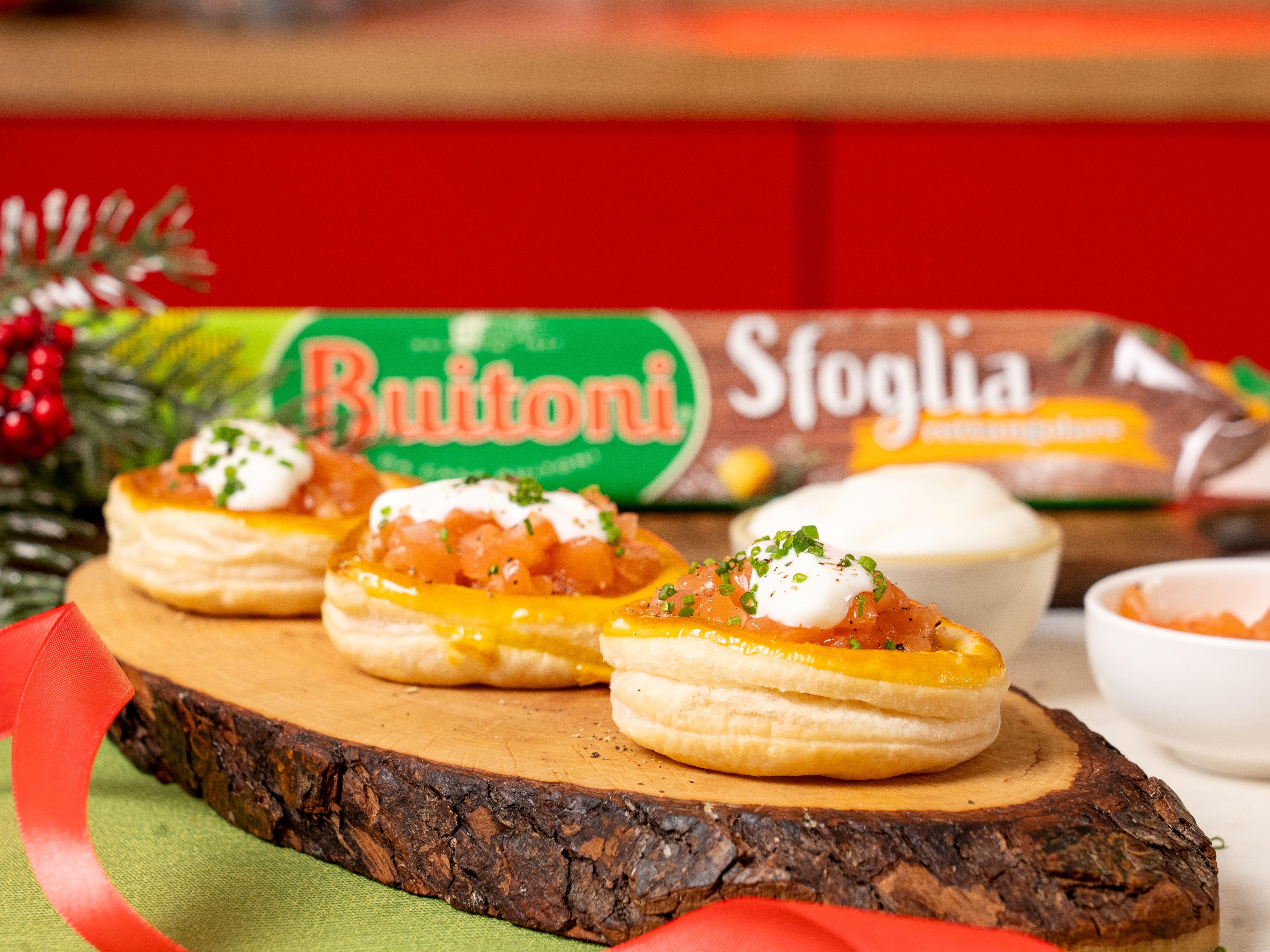 Barchette di sfoglia con tartare di salmone, erba cipollina e creme fraiche