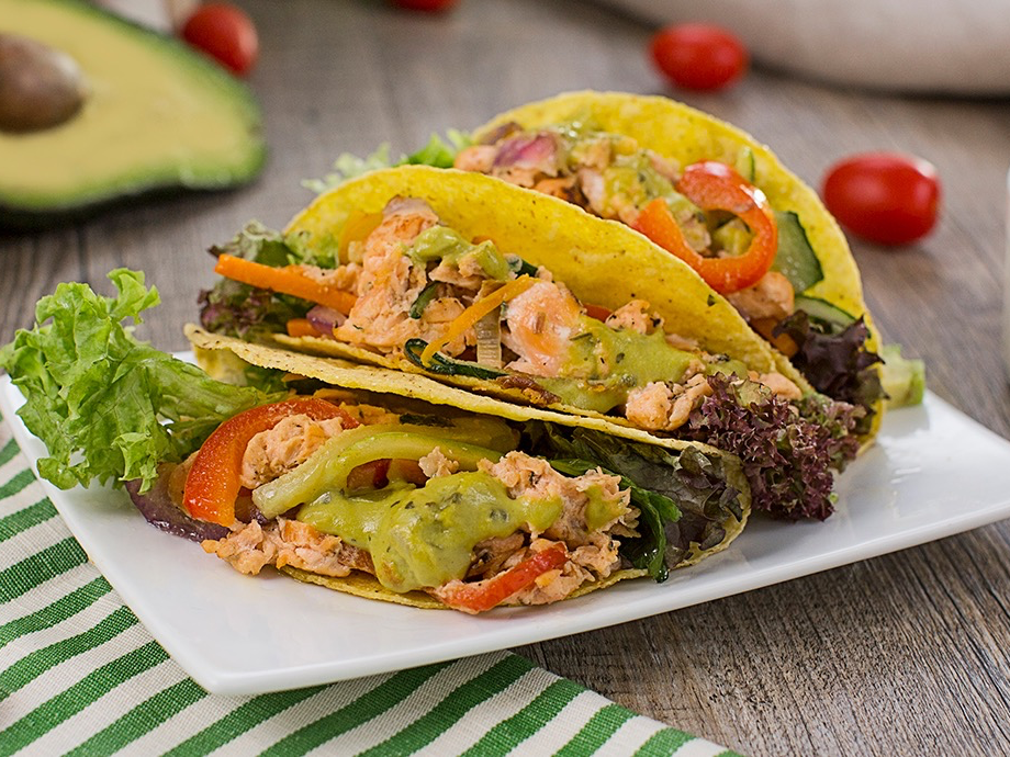 Tacos al guacamole e salmone