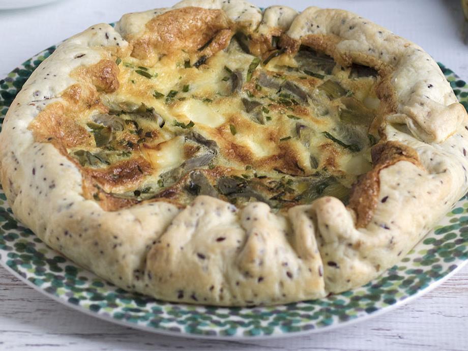 Torta salata ai semi con carciofi e primo sale