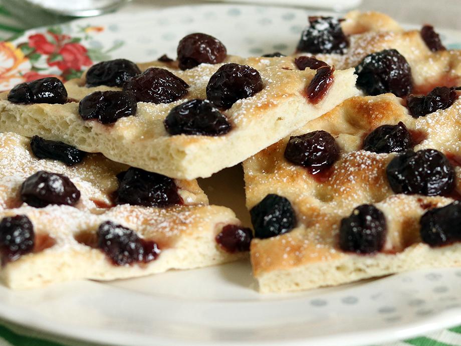 Focaccia dolce alle ciliegie