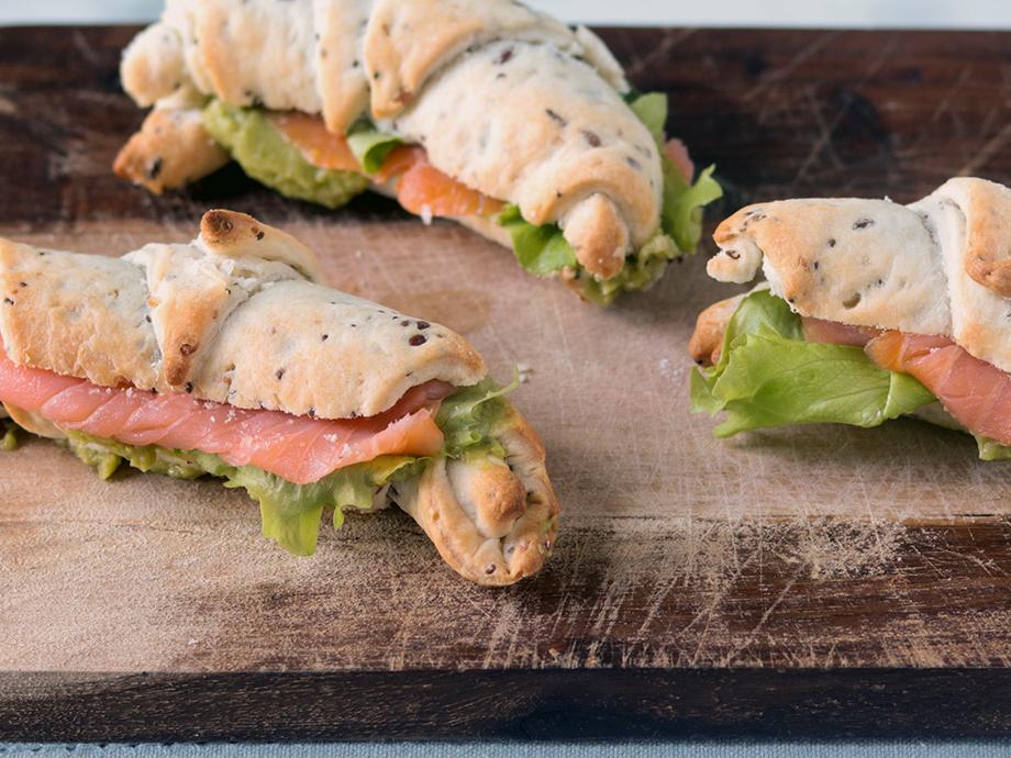 Cornetti salati ai semi con salmone e guacamole