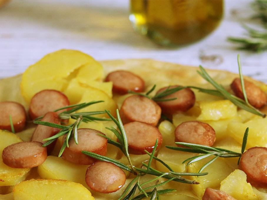 Focaccia con würstel e patate