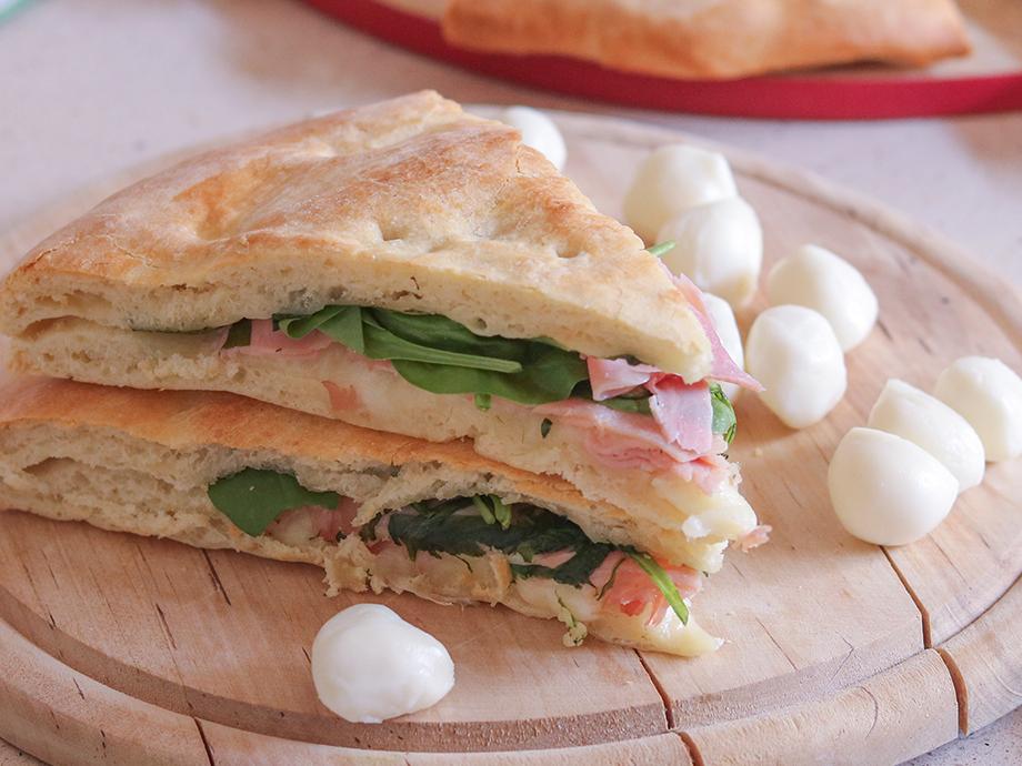 Focaccia farcita con prosciutto cotto, stracchino e provola