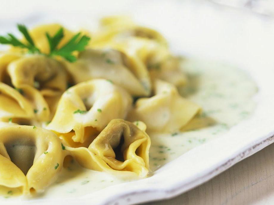 Tortellini alla carne con salsa di funghi e pancetta