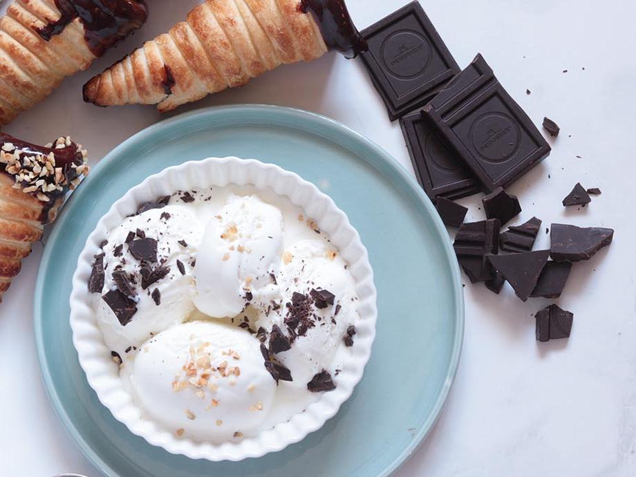 Coni gelato di sfoglia con cioccolato e gelato fatto in casa