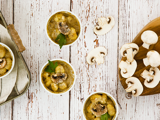 Gnocchi gratinati con salsa ai funghi