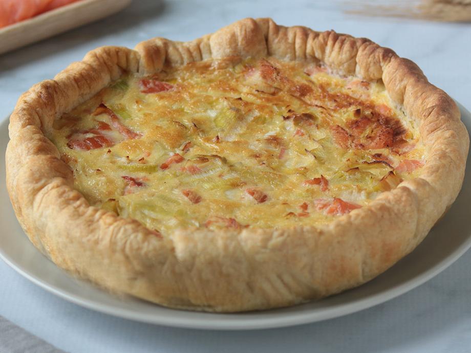 Torta salata con salmone e porri