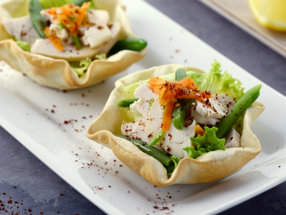 Cestino di brisée con insalata di pollo