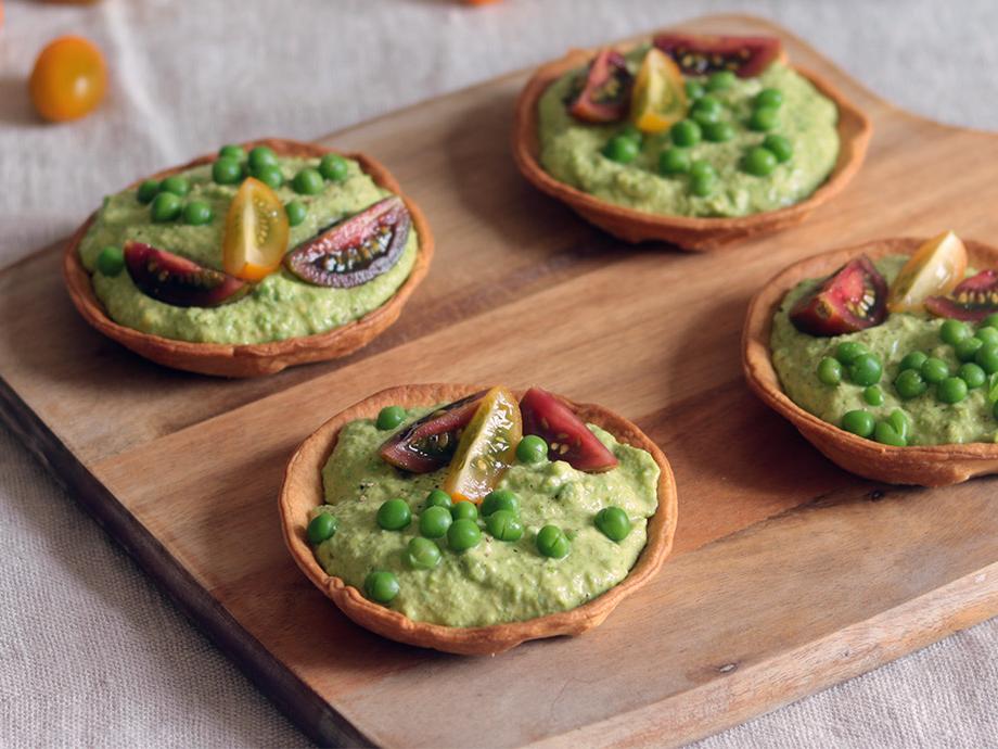 Tartellette con hummus di piselli