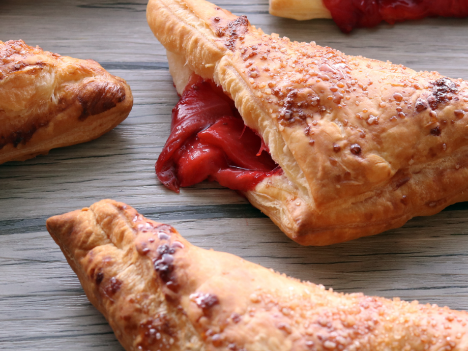Triangolini di sfoglia con fragole e cioccolato
