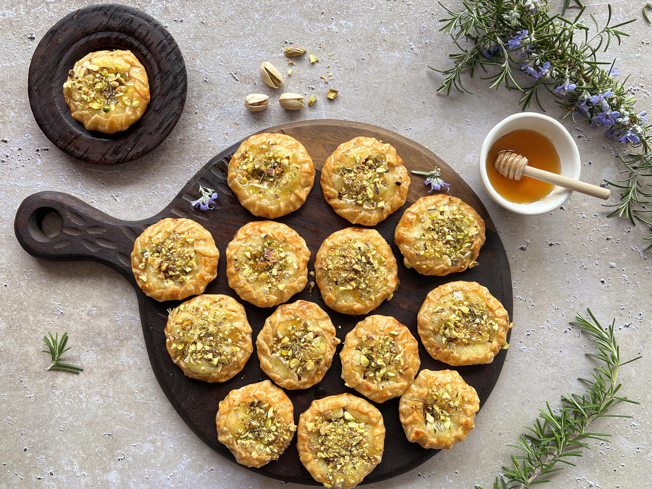 Tortine di camembert, rosmarino e pistacchi