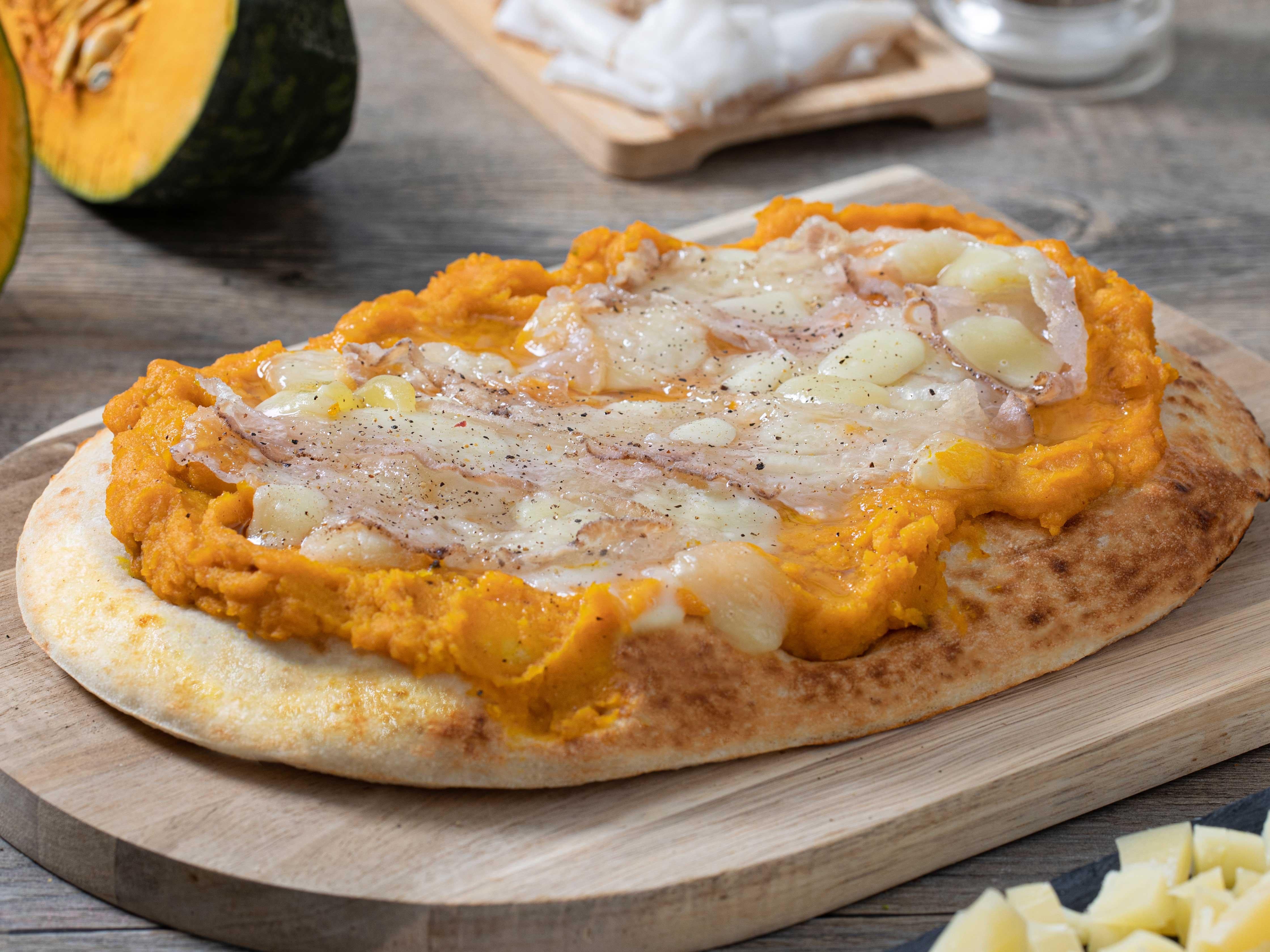 Pinsa crema di zucca, lardo e caciocavallo