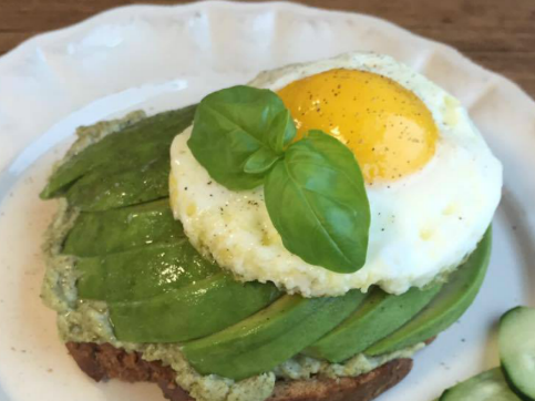 Avocado toast al pesto