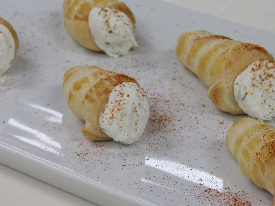 Cannoli mignon con formaggio, erbette e paprika