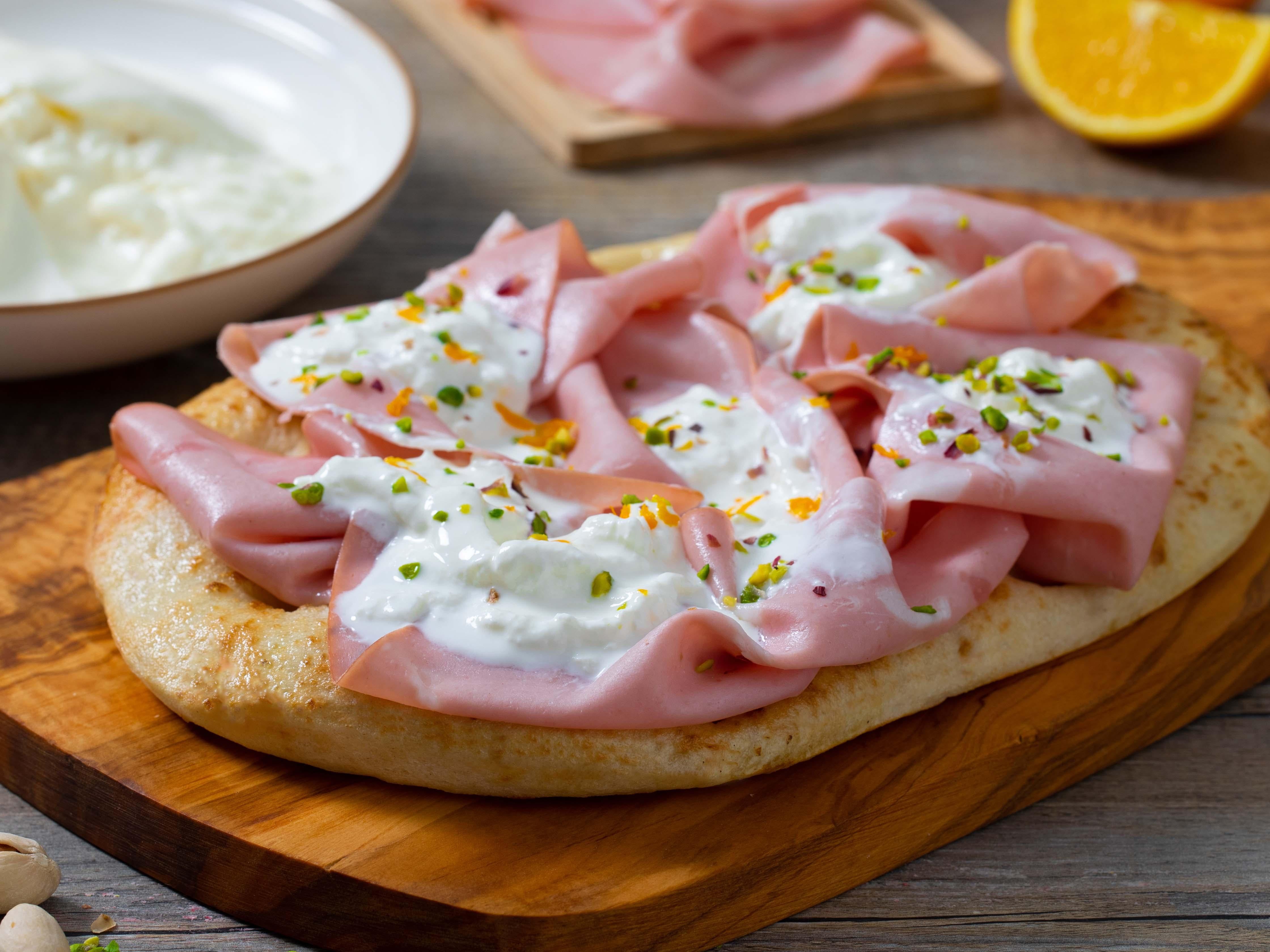 Pinsa mortadella e burrata